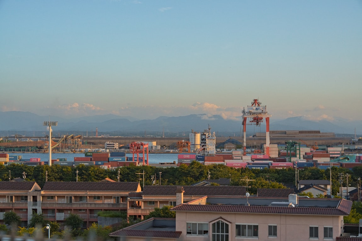 截关 海运集装箱物流场景配图