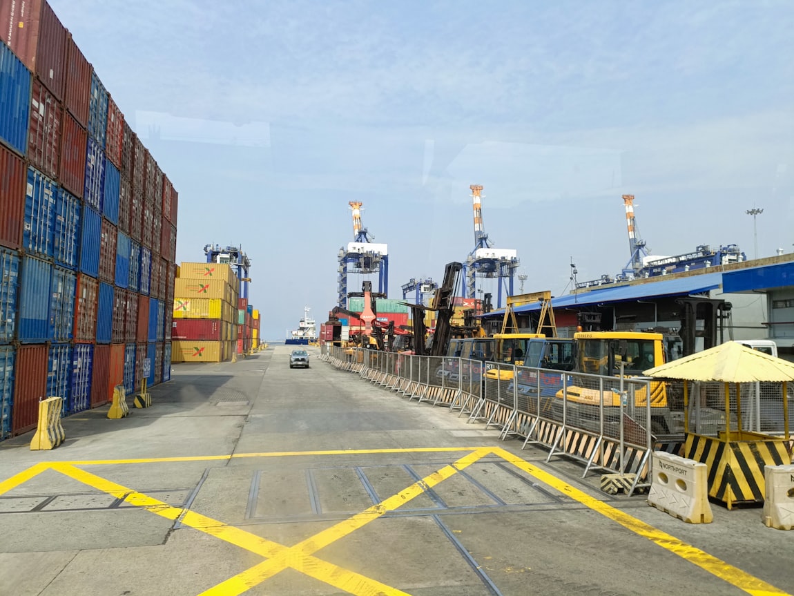 航线选择 海运集装箱物流场景配图