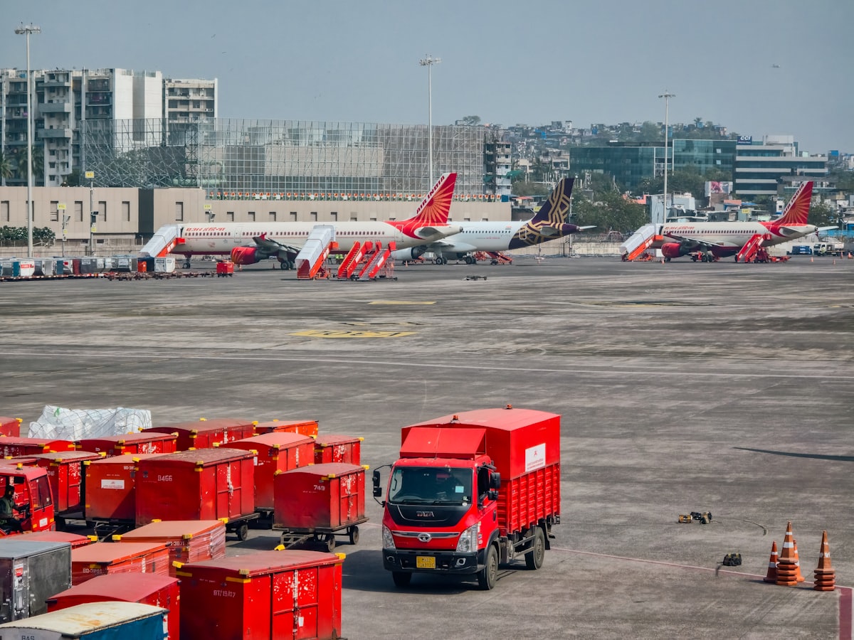 快递清关什么意思 空运货机装卸场景配图