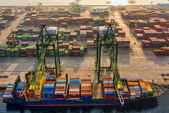 跨境海运附加费全解析:主流费用种类、收费逻辑与避坑技巧